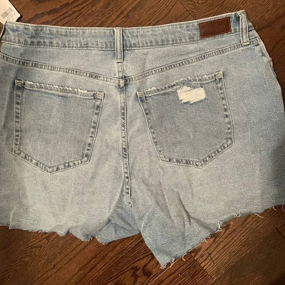Hollister Curvy High Rise Mom denim shorts - Picture 3 of 5